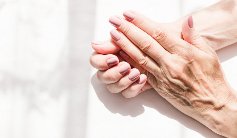 Manicure dla kobiet 50 plus: Zobacz modne wzory!