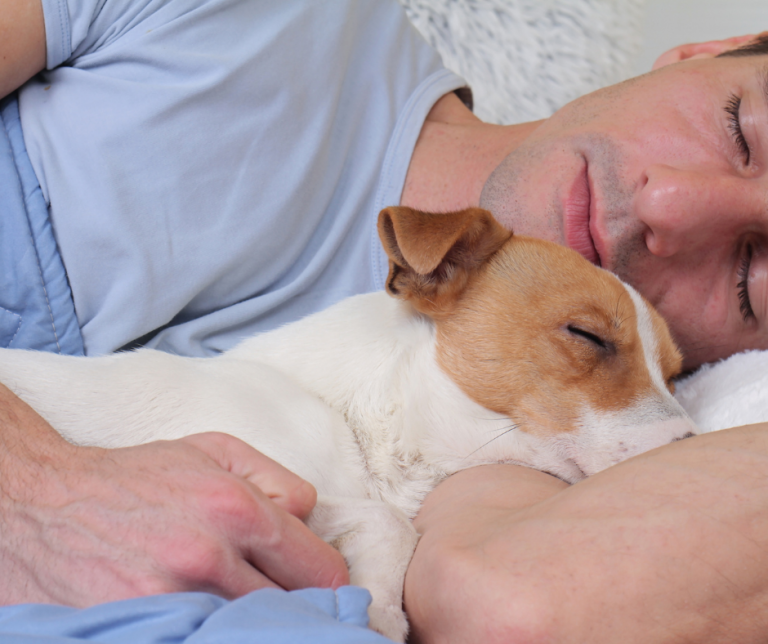 Czy spanie ze zwierzęciem w jednym łóżku jest dobre? Co mówi nauka?