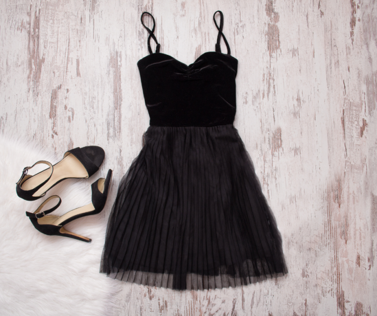 Czy wypada iść w czarnej sukience na wesele?