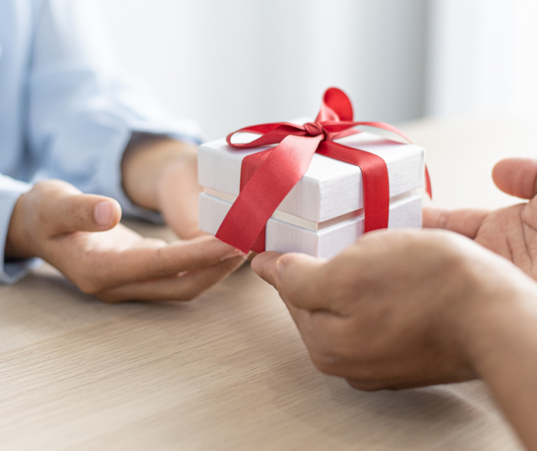 Personalizowane prezenty – jak wybrać idealny podarunek dla bliskiej osoby?