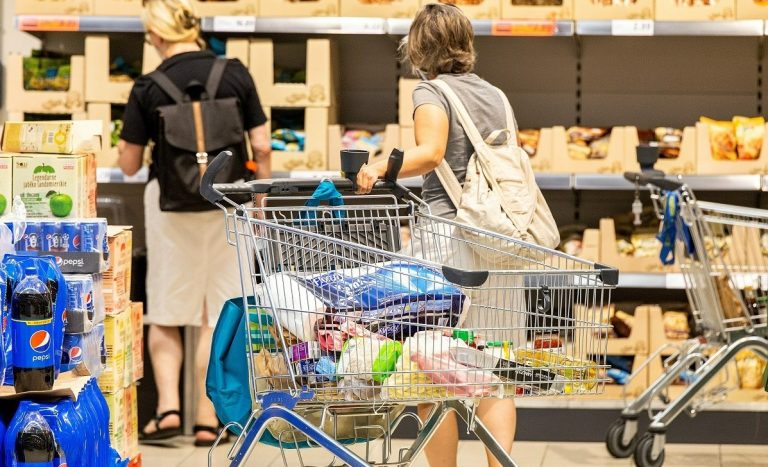 Dwucyfrowe podwyżki wciąż drenują portfele Polaków! Co jest najdroższe?