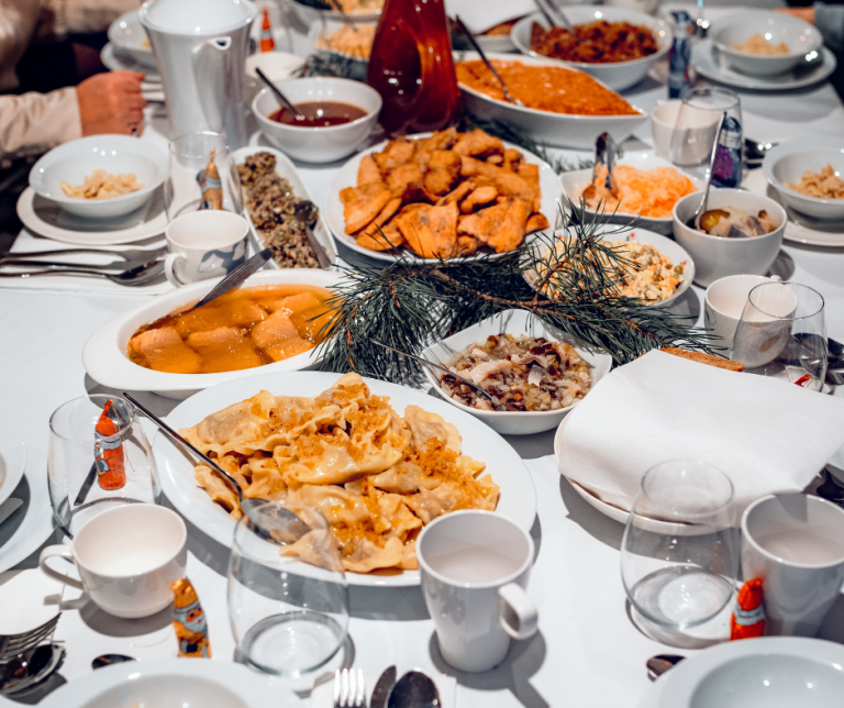 Świąteczny catering – czy warto zamawiać? Zalety i wady gotowych potraw na wigilię i Boże Narodzenie