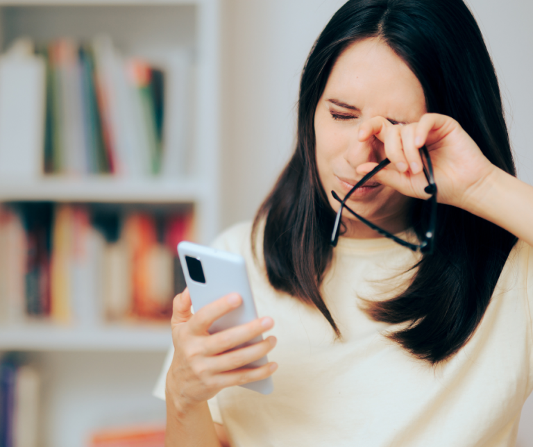 FOMO –  co oznacza i jak rozpoznać jego objawy?